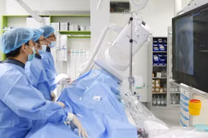 Ê kíp thực hiện kỹ thuật nút động mạch phế quản dưới hướng dẫn của hệ thống chụp mạch số hóa xóa nền.