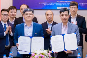 Đại diện Học viện Công nghệ Bưu chính Viễn thông và Viện Quantum AI & Cyber Security ký kết biên bản ghi nhớ hợp tác.