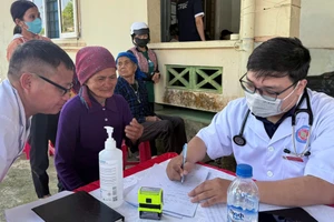 Các y bác sĩ thăm khám, tư vấn sức khỏe cho người dân xã Đặng Thùy Trâm.