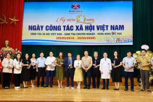 Tặng cúp tri ân các nhà hảo tâm đã có nhiều đóng góp hỗ trợ bệnh nhân ung thư.