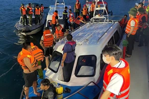 Các lực lượng chức năng có mặt tại hiện trường thực hiện công tác cứu hộ, cứu nạn. Ảnh: Quang Thọ