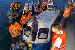 Các lực lượng chức năng có mặt tại hiện trường thực hiện công tác cứu hộ, cứu nạn. Ảnh: Quang Thọ