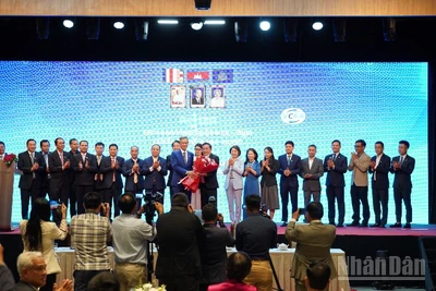 Đại sứ Nguyễn Minh Vũ tặng hoa chúc mừng các thành viên Ban chấp hành VCBA nhiệm kỳ 2025-2029. (Ảnh: ĐINH TRƯỜNG)