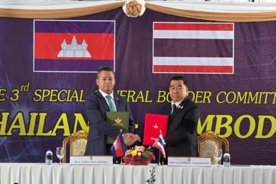 Phó Thủ tướng, Bộ trưởng Quốc phòng Campuchia Tea Seiha và Bộ trưởng Quốc phòng Thái Lan Nattaphon Narkphanit tại Hội nghị đặc biệt lần thứ 3 Ủy ban Biên giới chung Campuchia-Thái Lan. (Ảnh: Bộ Thông tin Campuchia)