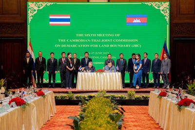 Các lãnh đạo của JBC ký kết biên bản sau cuộc họp. (Ảnh: BỘ THÔNG TIN CAMPUCHIA)