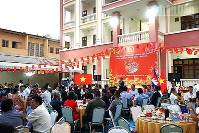 Chương trình Xuân Quê hương 2026 do Tổng Lãnh sự quán Việt Nam tại Battambang tổ chức thu hút đông đảo khách mời tham dự. (Ảnh: HUY VŨ)