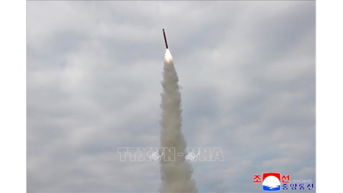 Một vụ phóng thử tên lửa của Triều Tiên ngày 28/10/2025. (Ảnh: Yonhap/TTXVN) image.png