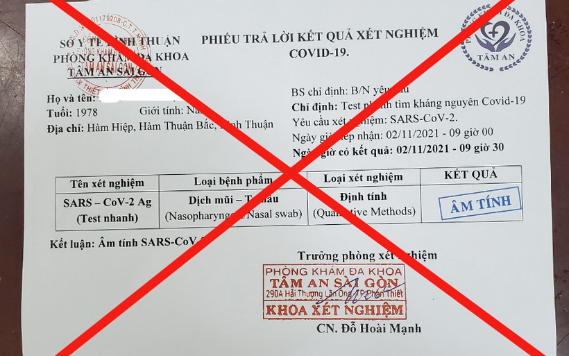 Một phiếu xét nghiệm Covid-19 giả bị thu giữ. 