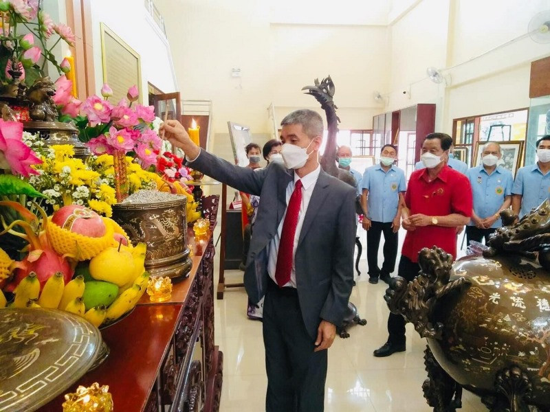 Tổng Lãnh sự Chu Đức Dũng cùng bà con kiều bào dâng hương tưởng nhớ Chủ tịch Hồ Chí Minh.