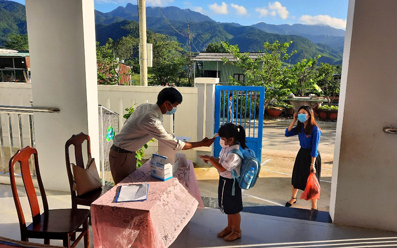Học sinh lớp 1 Trường tiểu học Hòa Bắc (huyện Hòa Vang, TP Ðà Nẵng) đi học trực tiếp sáng 19/10.
