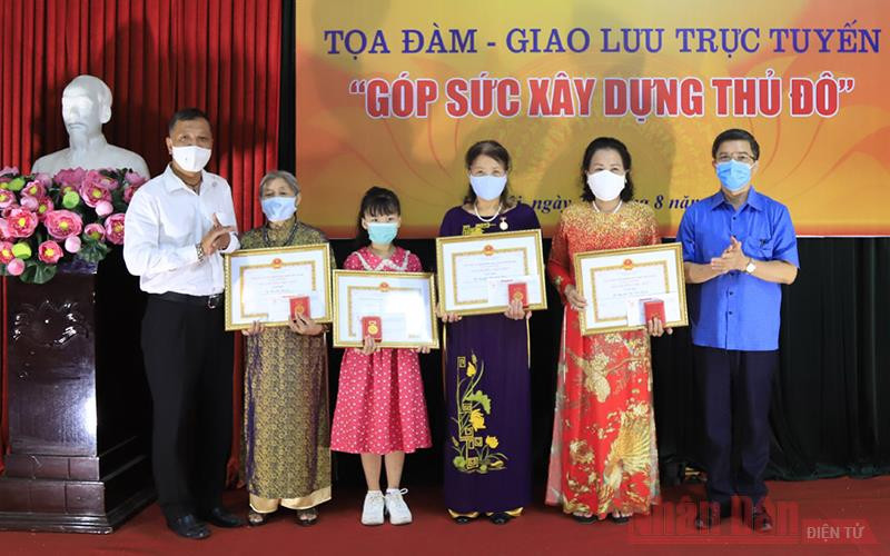 Đại diện Ban Tổ chức trao danh hiệu “Người tốt, việc tốt” tới bốn cá nhân tiêu biểu.
