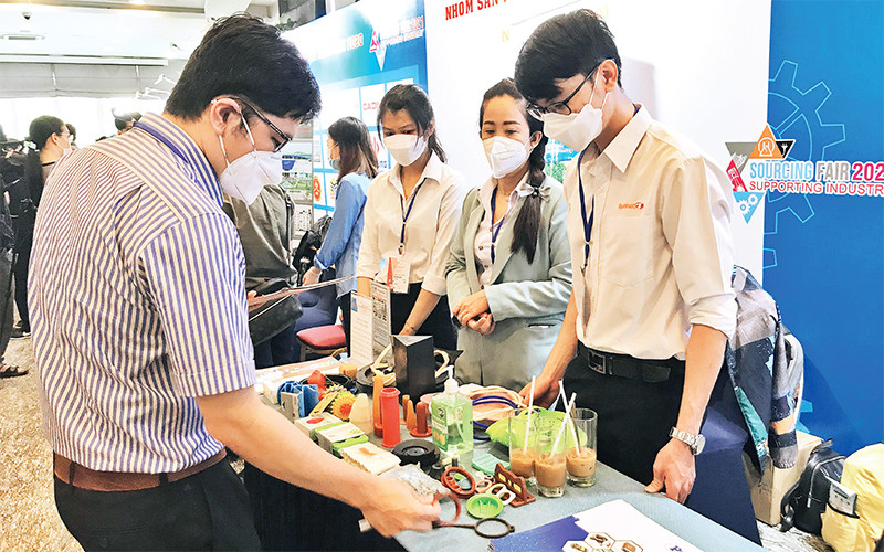 Ðại diện các doanh nghiệp tìm hiểu sản phẩm công nghiệp hỗ trợ tại hội nghị tìm kiếm nhà cung cấp công nghiệp hỗ trợ năm 2021. 