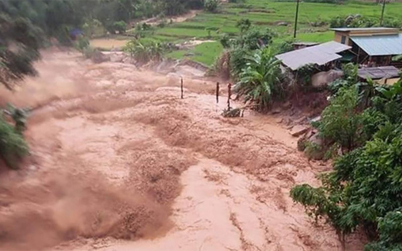 Một người bị lũ cuốn ở huyện Trạm Tấu, tỉnh Yên Bái.