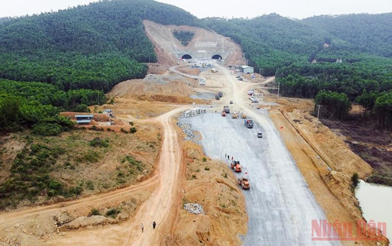 Một đoạn cao tốc bắc-nam đang triển khai.