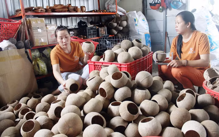 Sản xuất đồ thủ công mỹ nghệ từ vỏ dừa tại Công ty TNHH Tùng Phát Vina ở xã Hữu Định, huyện Châu Thành, tỉnh Bến Tre.