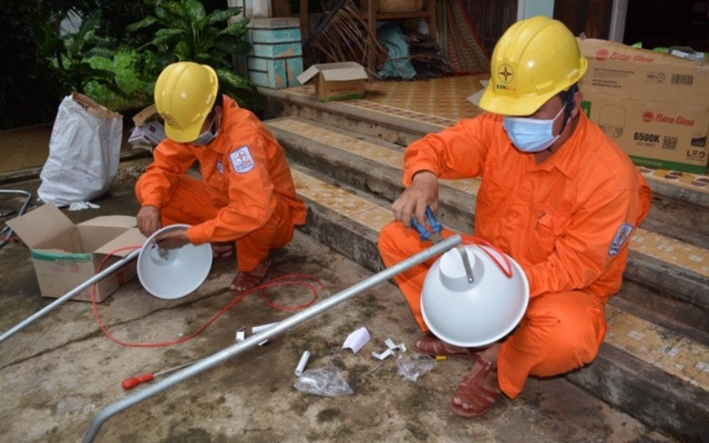 Công ty Điện lực Bình Định phối hợp Đoàn thanh niên thị xã Hoài Nhơn thực hiện chương trình “Thắp sáng đường quê”.