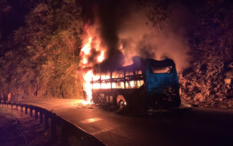 Hiện trường vụ cháy xe khách.