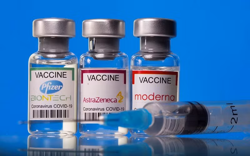 Nhiều quốc gia trên thế giới đã và đang triển khai tiêm kết hợp nhiều loại vaccine ngừa Covid-19 trong bối cảnh phải đối mặt với số ca nhiễm tăng cao. (Ảnh: Reuters)