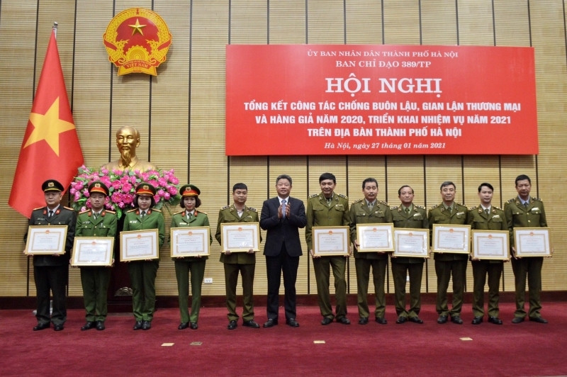 Ban Chỉ đạo 389 TP Hà Nội khen thưởng các tập thể, cá nhân có thành tích xuất sắc trong công tác chống buôn lậu, hàng giả và gian lận thương mại năm 2020.