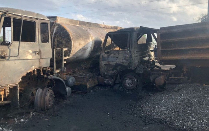 Xe tải và xe bồn sau vụ va chạm. (Ảnh: Reuters)