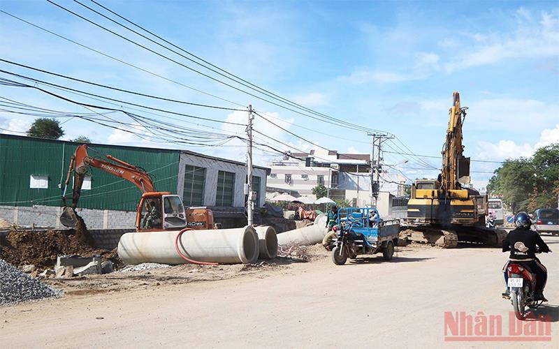 Tuyến đường đôi phía nam đi vào trung tâm TP Phan Rang - Tháp Chàm đang được tập trung thi công với 100% phương tiện và lao động để đầy nhanh tiến độ theo kế hoạch.