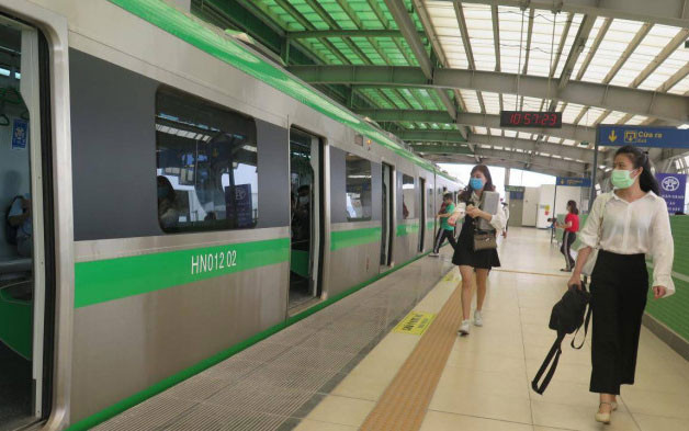 Hành khách đi metro Cát Linh-Hà Đông. (Ảnh: Metro Hà Nội cung cấp)