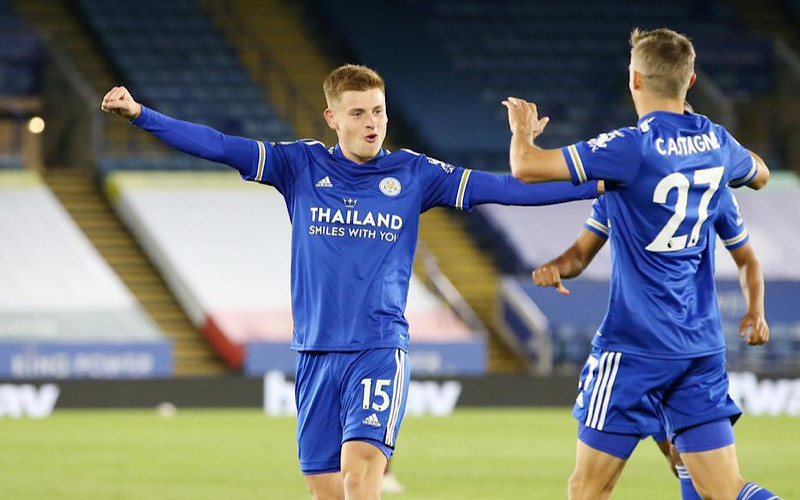 Các cầu thủ Leicester mừng bàn thắng của H. Barnes (trái).