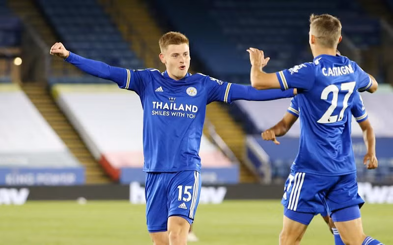 Các cầu thủ Leicester mừng bàn thắng của H. Barnes (trái).