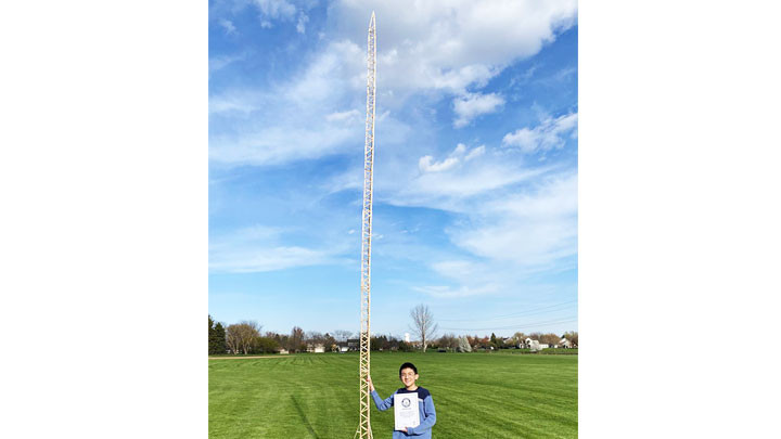 Tòa tháp được xếp bằng que kem