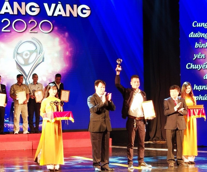 Trao giải “Vô lăng vàng” cho 17 tập thể và 50 lái xe