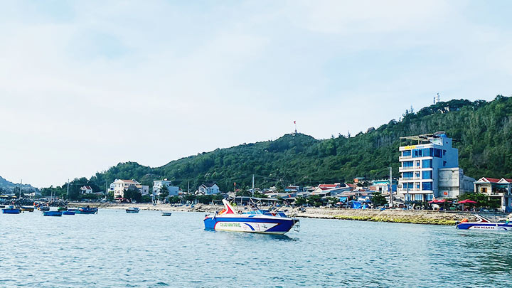 Hiện giờ một ngày đã có nhiều chuyến cano từ đất liền ra đảo.