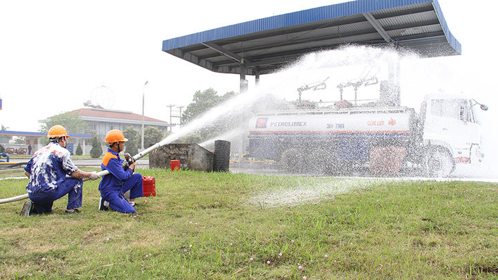 Công ty xăng dầu Lào Cai diễn tập phòng cháy, chữa cháy. Ảnh: TĂNG HUỆ