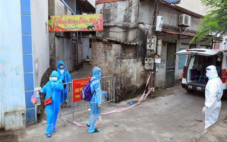 Các trường hợp F1 tại tổ 8, phường Kiến Hưng, quận Hà Đông được đưa đến khu cách ly tập trung. (Ảnh minh họa: NDĐT)