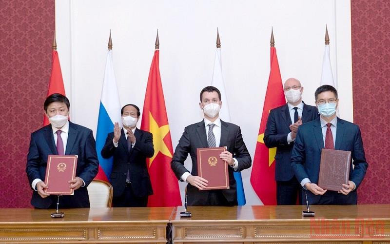 Công ty VABIOTECH và Tập đoàn SOVICO ký thỏa thuận hợp tác với Quỹ Đầu tư Trực tiếp của Liên bang Nga (RDIF). (Ảnh: TUẤN ANH)