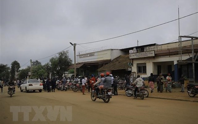 Hiện trường một vụ tấn công tại Beni, Cộng hòa dân chủ Congo, ngày 26/12/2021. (Ảnh: AFP/TTXVN)