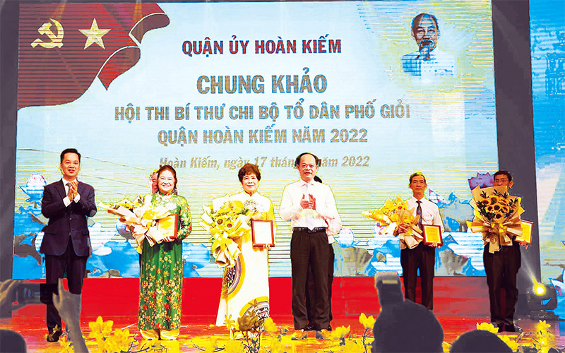 Ban Tổ chức trao giải cho các thí sinh đoạt giải cao tại Hội thi.