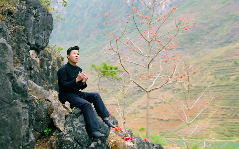 Ca sĩ Vũ Thắng Lợi trong MV "Hoa Mộc Miên". (Ảnh: Ca sĩ cung cấp)