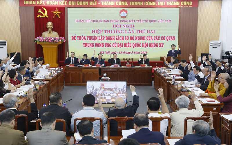 Các đại biểu dự hội nghị biểu quyết bằng hình thức giơ tay. Ảnh: Quang Vinh