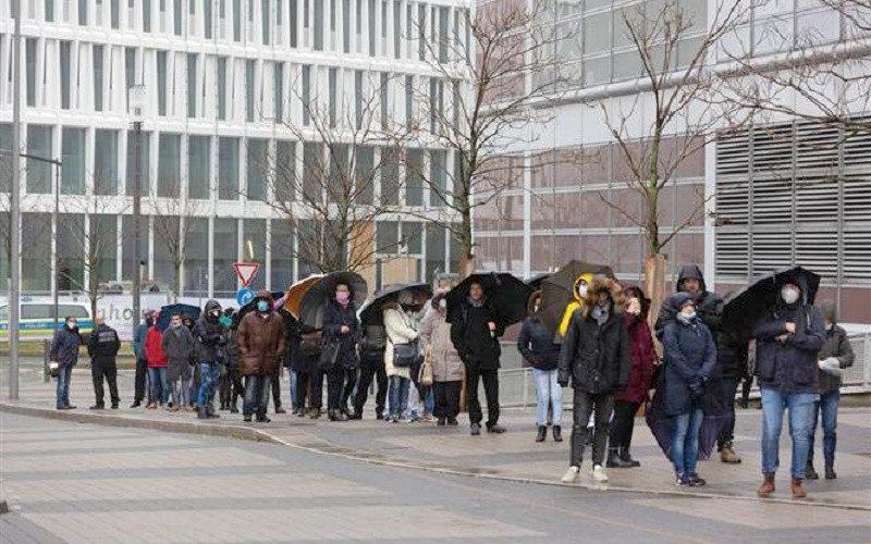 Người dân chờ tiêm vaccine ngừa Covid-19 tại Frankfurt am Main (Đức). (Ảnh: AFP/TTXVN)