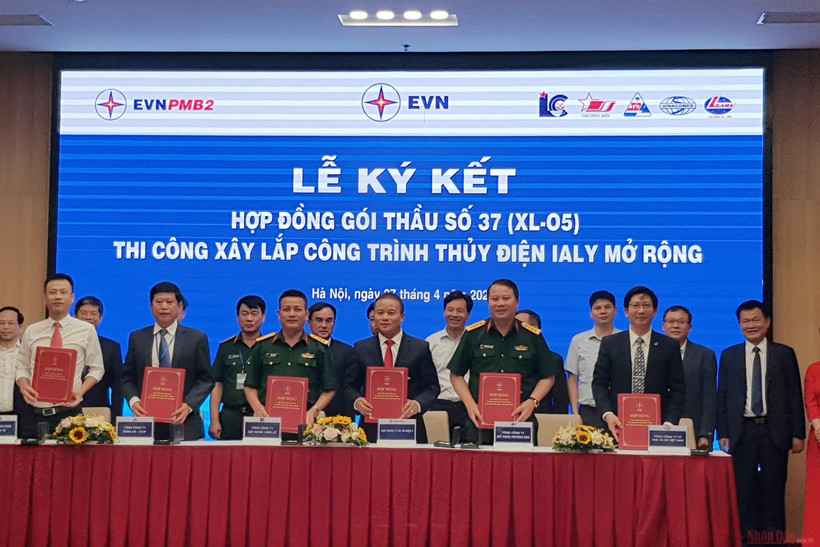 Ký hợp đồng gói thầu thi công Dự án Nhà máy thủy điện Ialy mở rộng