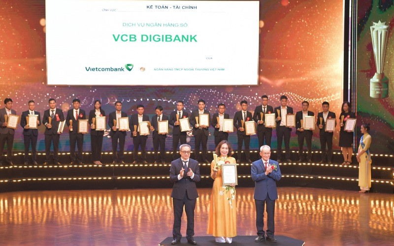 Bà Nguyễn Thị Kim Oanh, Phó Tổng Giám đốc Vietcombank nhận Giấy chứng nhận và Cúp vinh danh.