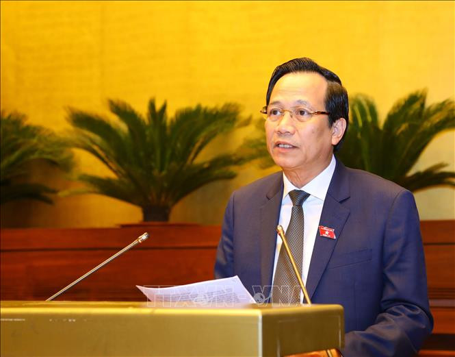  Bộ trưởng Bộ Lao động, Thương binh - Xã hội Đào Ngọc Dung trình bày Báo cáo tình hình thực hiện chính sách, chế độ bảo hiểm xã hội, quản lý và sử dụng Quỹ bảo hiểm xã hội năm 2020. Văn Điệp/TTXVN