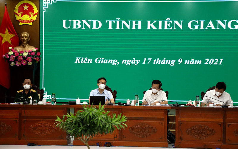 Phó Thủ tướng Vũ Đức Đam (giữa) tại buổi làm việc.