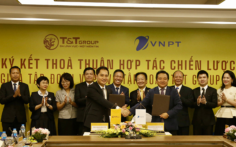 Ông Mai Xuân Sơn, Tổng Giám đốc Tập đoàn T&T Group (bên trái) và ông Huỳnh Quang Liêm, Tổng Giám đốc Tập đoàn VNPT (bên phải) trao Thỏa thuận hợp tác chiến lược tổng thể, toàn diện.