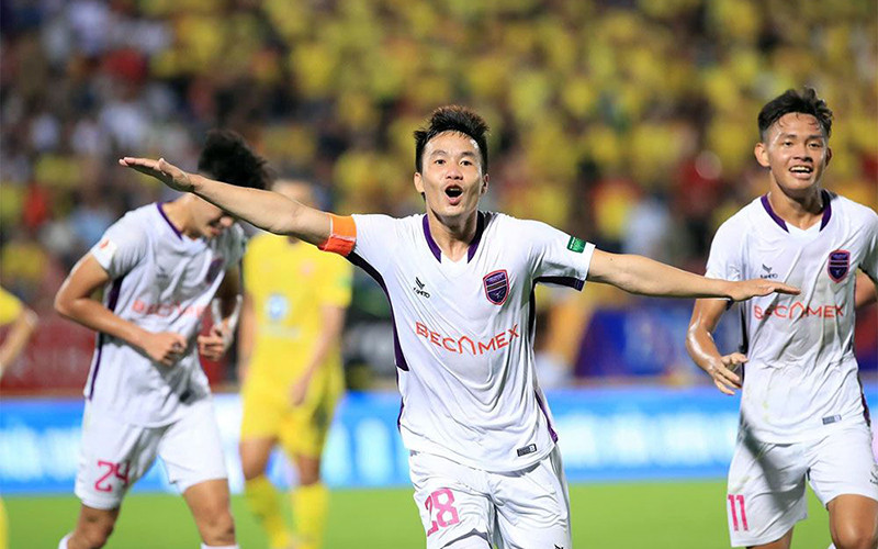 Văn Vũ ghi bàn thắng duy nhất cho Becamex Bình Dương trong trận thắng Nam Ðịnh. (Ảnh VPF) 