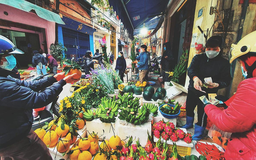 Người dân đi mua sắm đồ Tết trong những ngày cuối cùng của năm. (Ảnh: KHIẾU MINH)