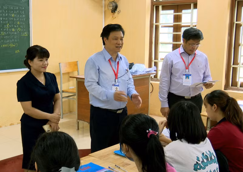 Thứ trưởng Giáo dục và Đào tạo Nguyễn Hữu Độ kiểm tra công tác thi tốt nghiệp tại tỉnh Hà Nam.
