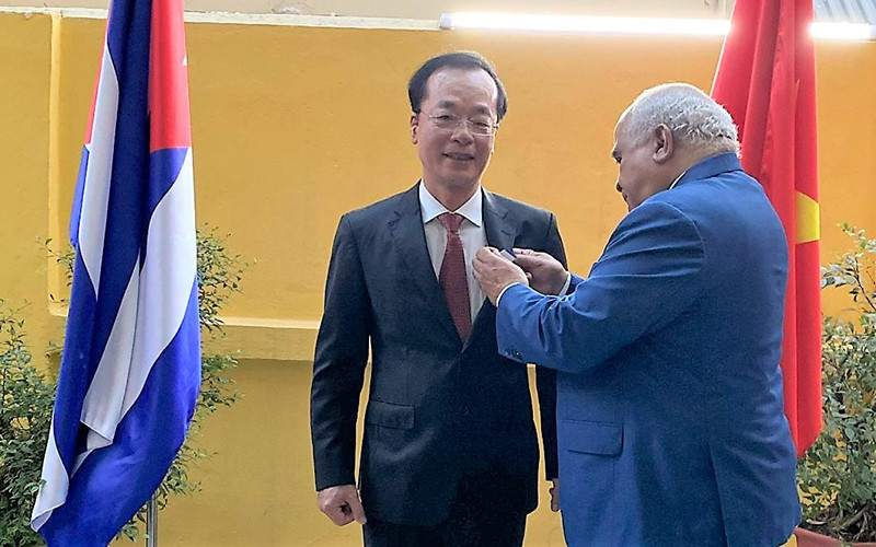 Đại sứ Cuba tại Việt Nam Orlando Hernandez Guillen trao tặng Huân chương Hữu nghị cho nguyên Bộ trưởng Phạm Hồng Hà.