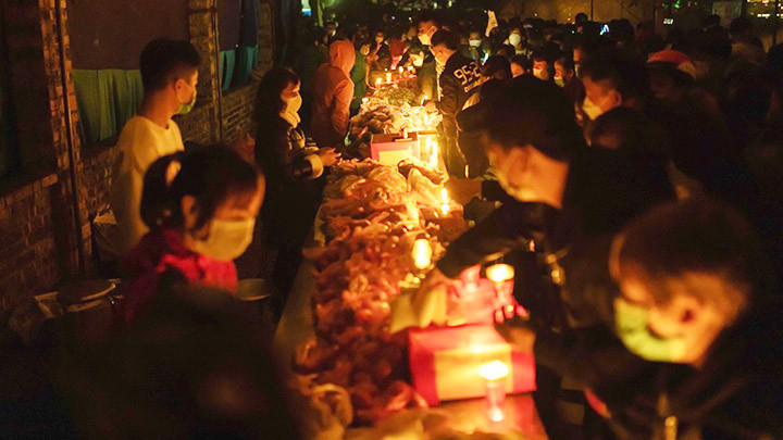 Cảnh buôn bán tại phiên chợ âm dương. Nguồn: Internet