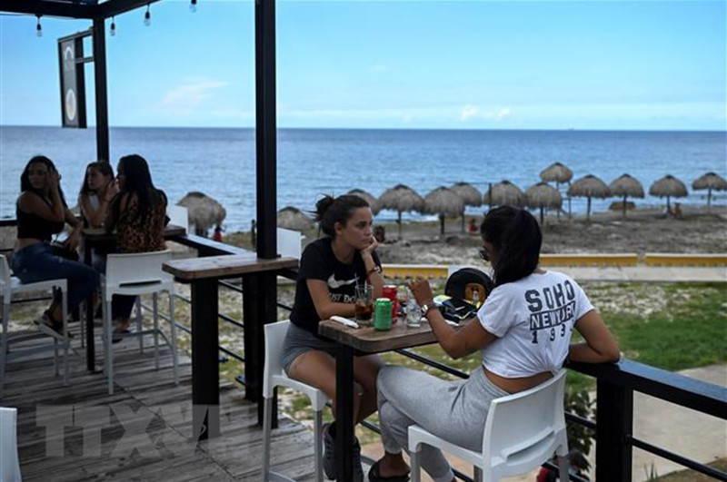 Khách du lịch tại một nhà hàng ở Havana, Cuba. (Ảnh: AFP/TTXVN)
